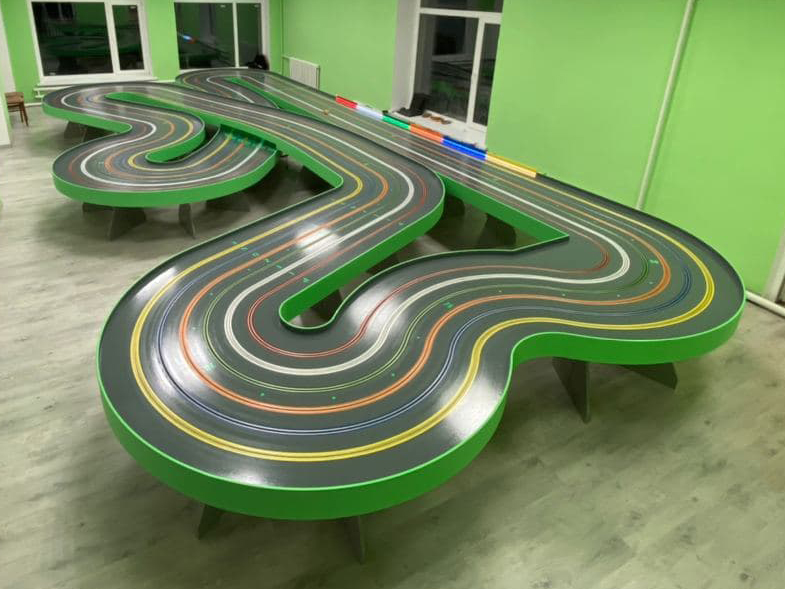 Трек для трасових автомоделей (6 доріжок, 33 метри) (світлина #1)