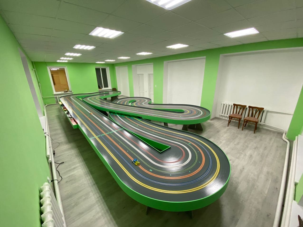 Трек для трасових автомоделей (6 доріжок, 33 метри) (світлина #2)