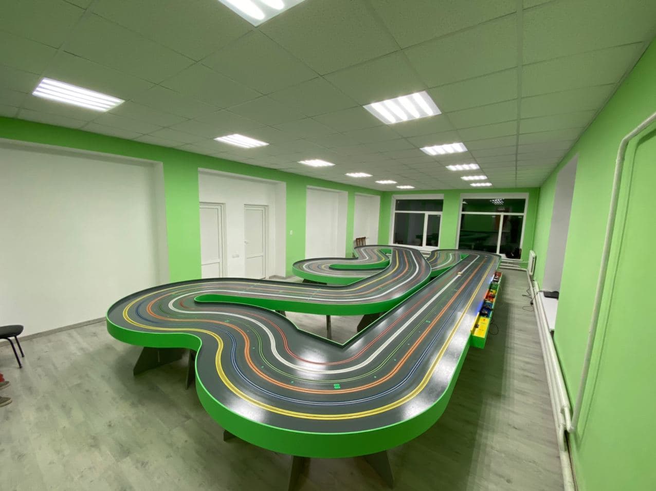 Трек для трасових автомоделей (6 доріжок, 33 метри) (світлина #3)