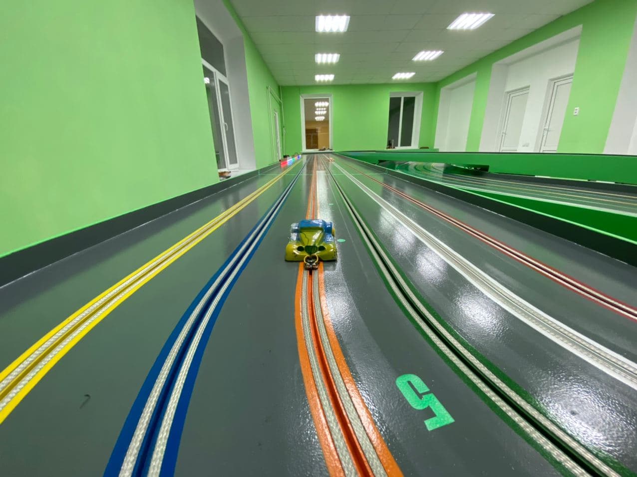 Трек для трасових автомоделей (6 доріжок, 33 метри) (світлина #5)